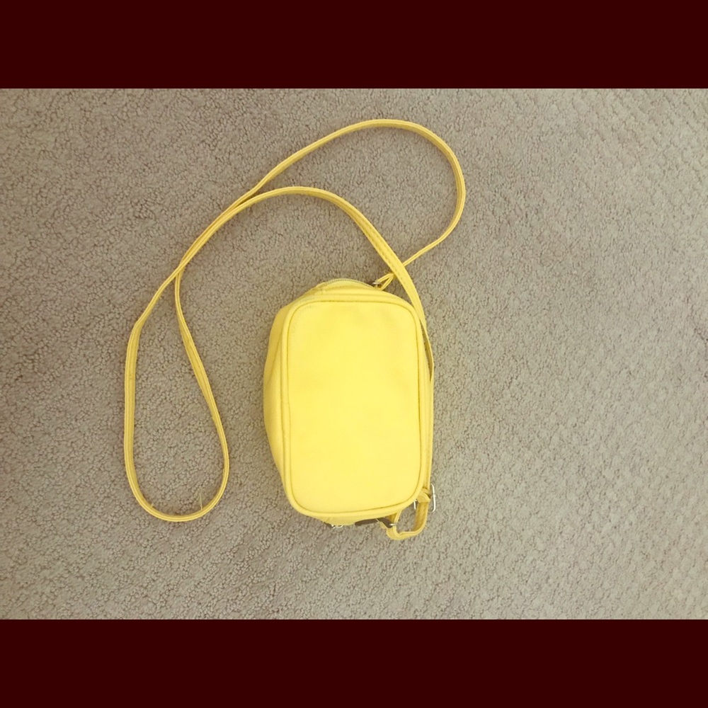 Cute yellow purse! ☀️